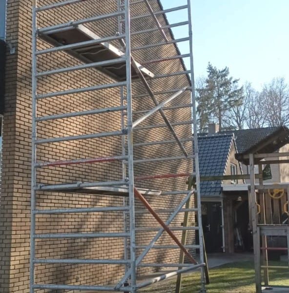 Gevel woning met steiger Buitenkant huis stuccen