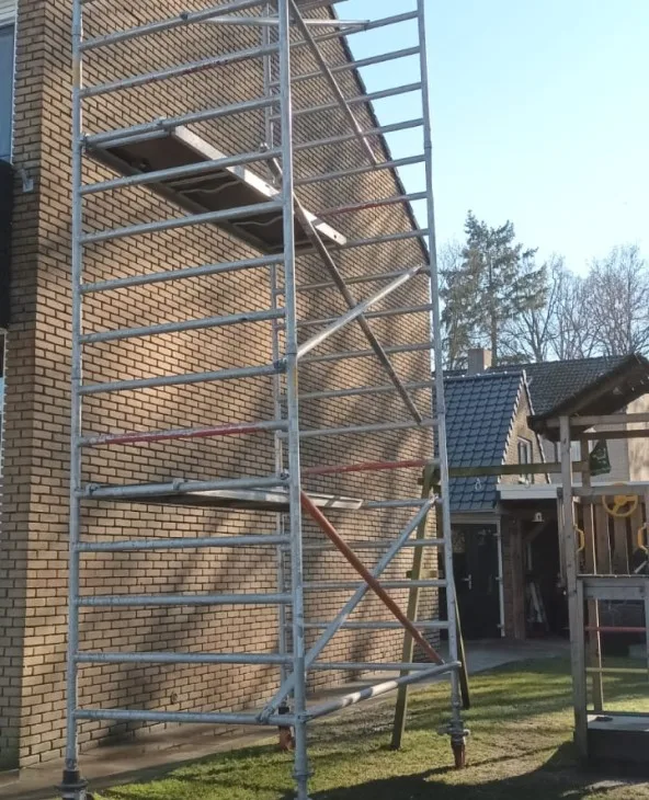 Gevel woning met steiger