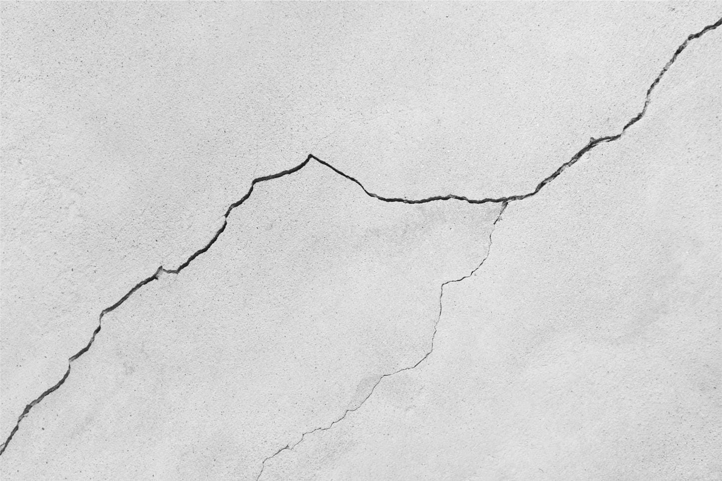 scheuren in een buitenmuur